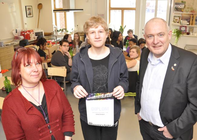 Inger Bran och Jan Håkansson från Karlstads universitet delade ut diplom till Samuel Törnkvist i klass 8B i Storfors.