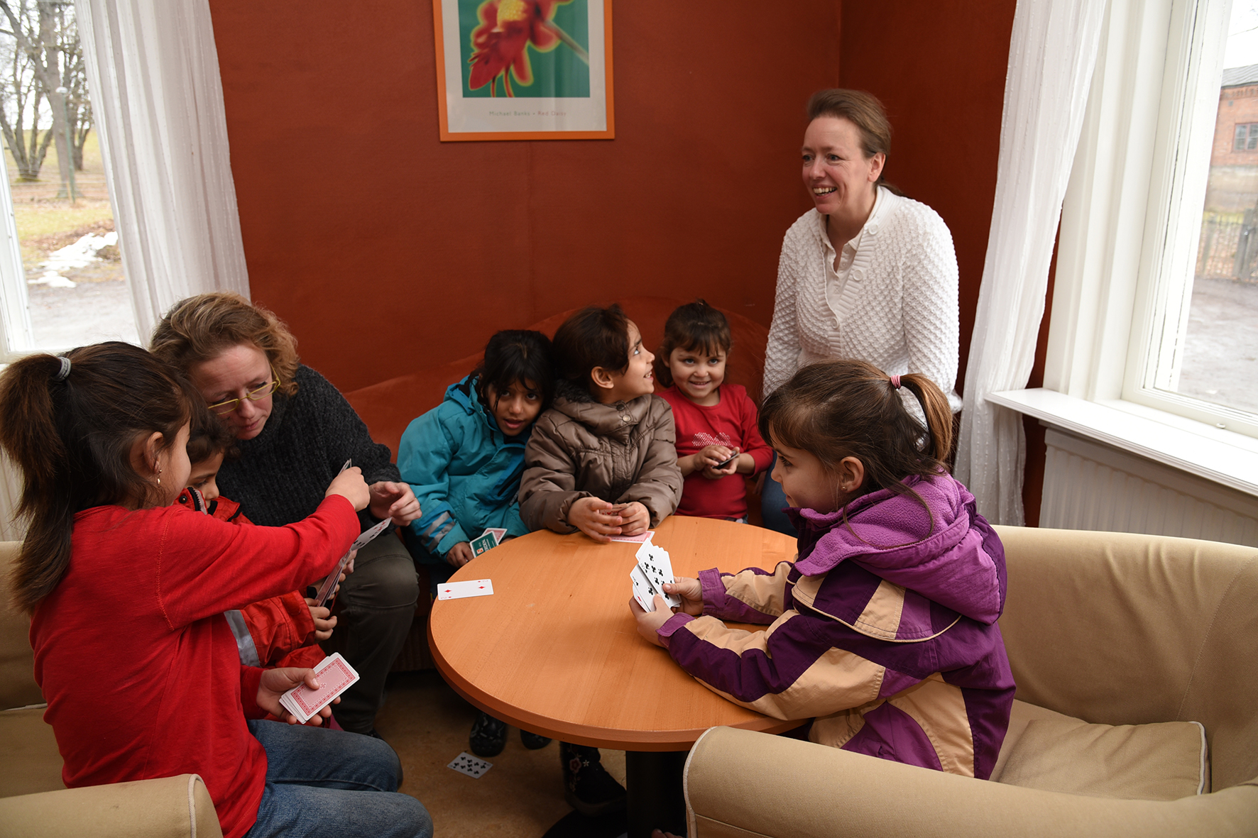 Barnen spelar gärna kort med föreståndarna Mijke och Femke van Ratingen.