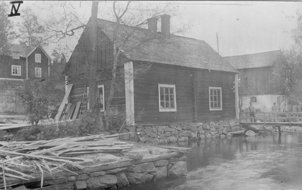 Svartvit bild på Klensmedja och snickeriverkstad 1922. 