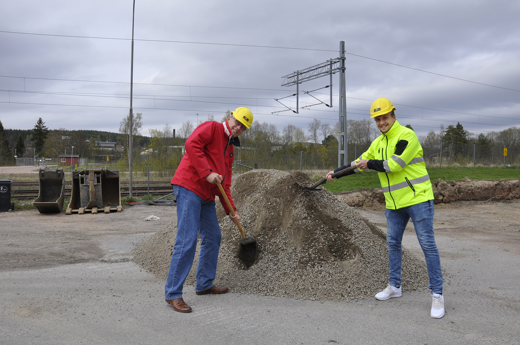 Kommunalråd Hans Jildesten och Marcus Ståhl från Jordkullen tar första spadtaget för Storfors nya resecentrum.