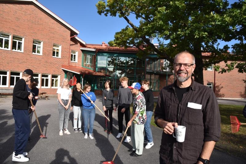Läraren Torbjörn Mossberg står framför en grupp elever på Vargbroskolans gård