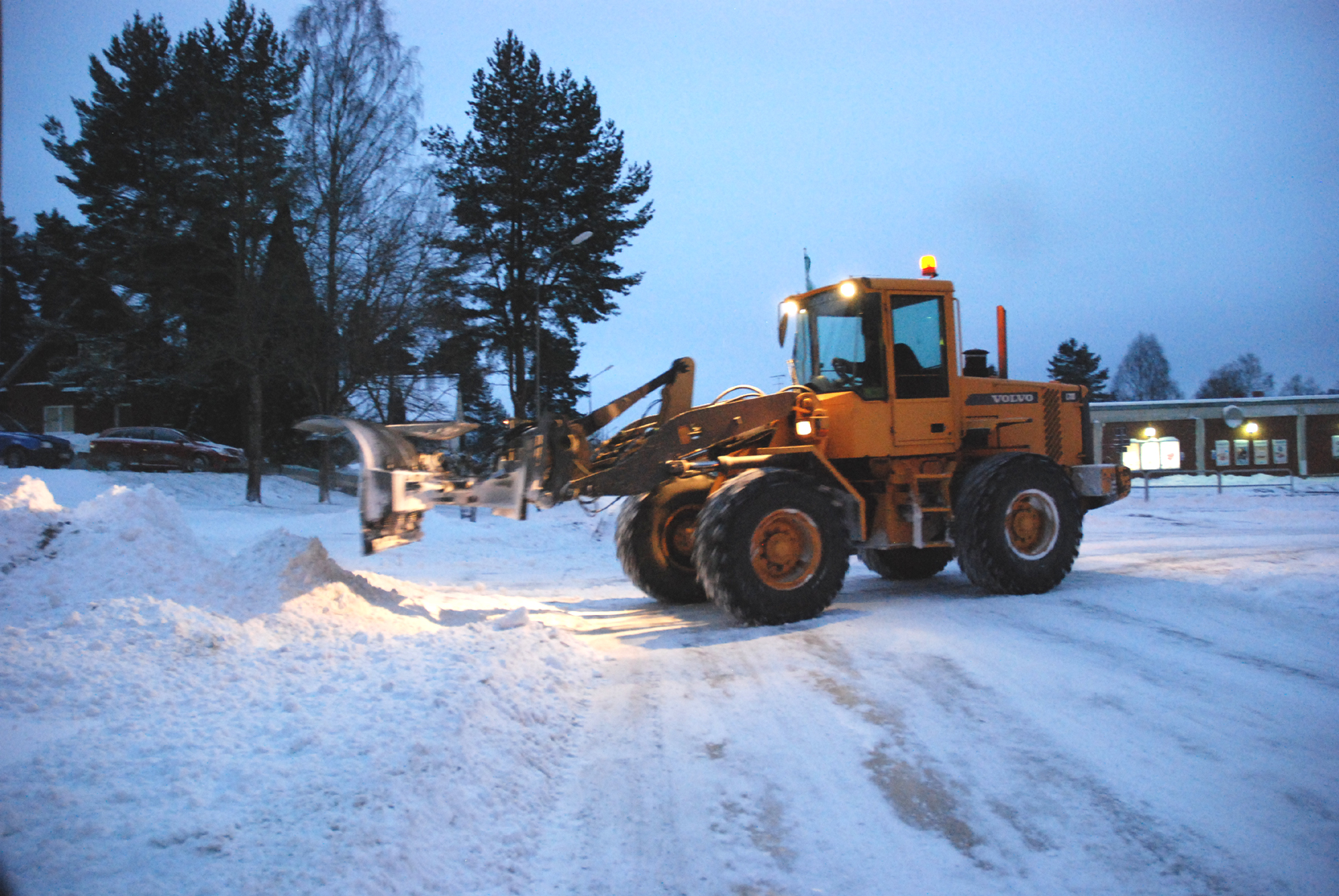 Bild på en traktor som skottar snö