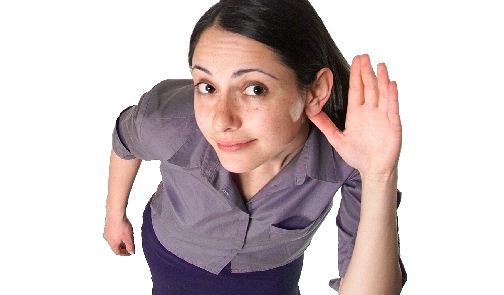 Bild på en person som lutar sig fram och håller handen vid örat som för att höra bättre.
