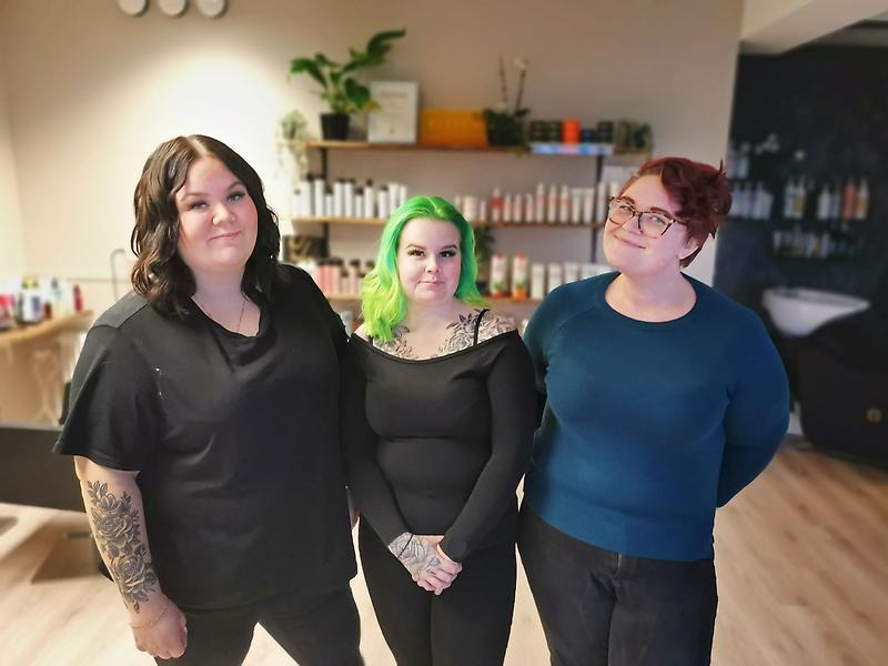Tre kvinnor i frisersalong