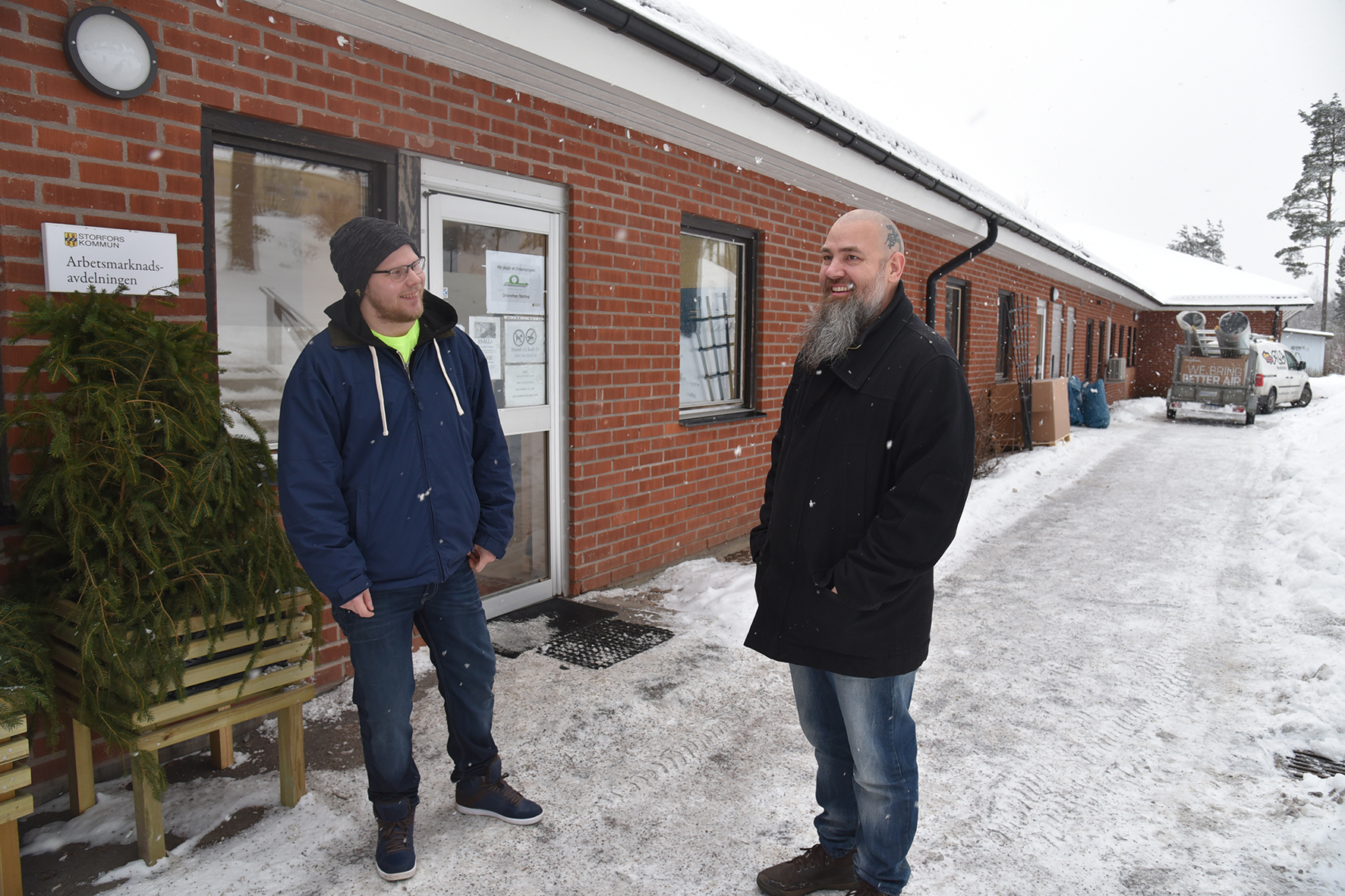 Henrik träffar Tobias Davidsson, en tidigare deltagare i Arbetsmarknadsenhetens vanliga verksamhet. Idag jobbar han heltid på Montera och säger att tiden på AME snabbt gav hjälp att ta sig vidare.