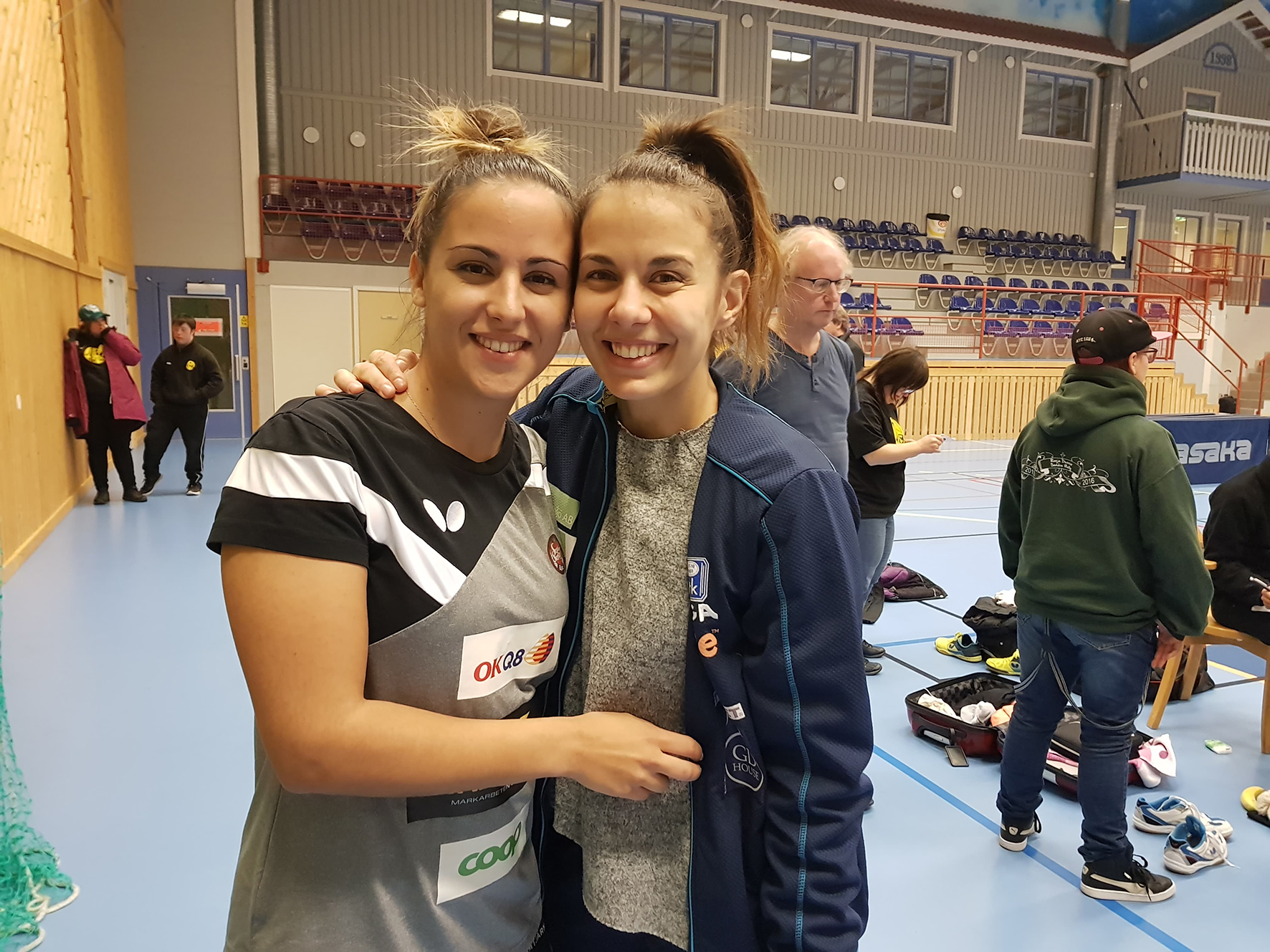 Katerina Toulio och Maria Christoforaki spelar i samma lag i Grekland. I Pingisligan står de på olika sidor av nätet. I grekiska ligan spelar också Storforsspelarna Lina Misikonyte och Sara Ramirez.