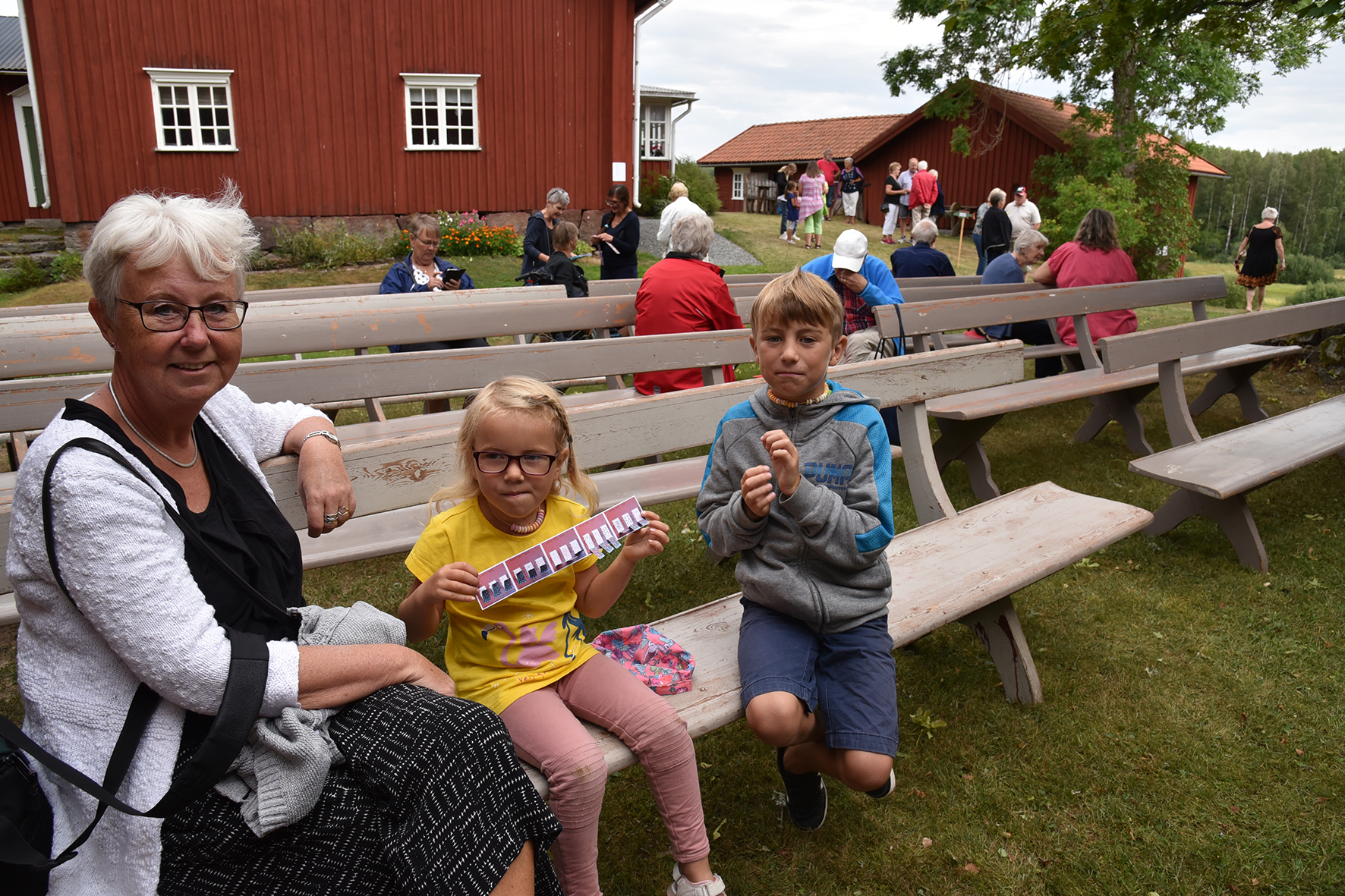 Förra året var Kristina Elmström och barnbarnen några av de många besökarna vid hembygdsföreningens traditionella fest.