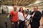 Jimmy och Susanne Wernström får ta emot priset som Årets Nyföretagare 2016 från Börje Andersson, Nyföretagarcentrum i Storfors.