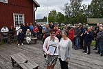 Agneta Svahnlund från hembygdsföreningen överlämnade diplom och konstverk till Årets Storforsare Gun-Britt Hulth.