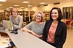 Anna Åberg (th) är ny biblioteksansvarig i Storfors och hon jobbar tillsammans med biblioteksassistent Ann-Kristin Jedehulth och nye bibliotekarien Lars Norblad.
