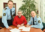 Kommunpolis Joakim Nyman (tv) har jobbat fram det medborgarlöfte som kommunalråd Hans Jildesten och lokalpolisområdeschef Lars Serenander undertecknade på onsdagen.